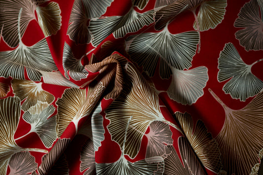 Leichter Viskosestoff mit Ginkgo Muster in Rot – ideal für Sommerkleider