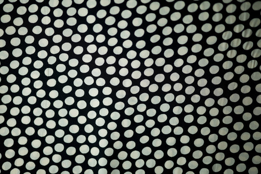 Leichter Viskosestoff mit Punkte in Schwarz (Kreise unregelmäßig) – ideal für Sommerkleider