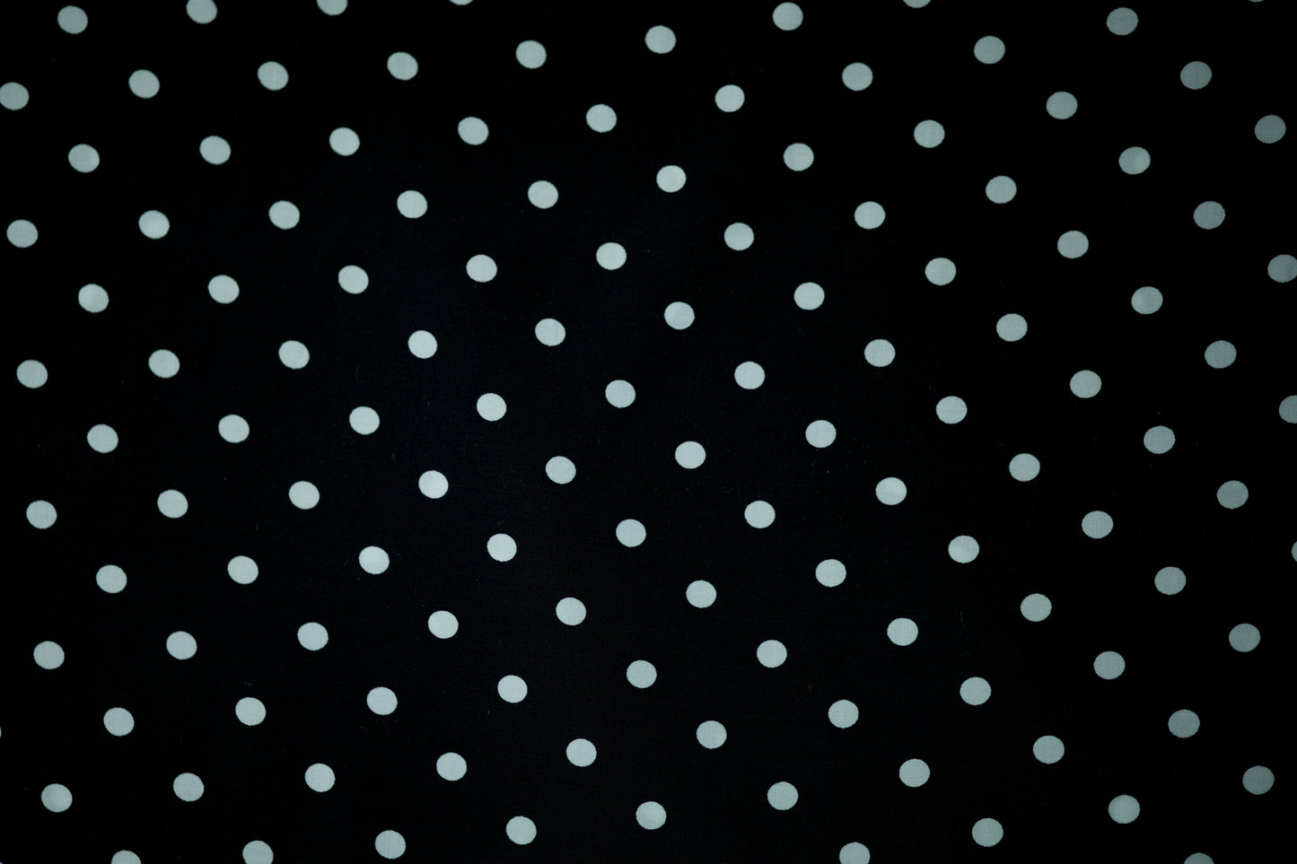 Leichter Viskosestoff mit Punkte in Schwarz (regelmäßig) – ideal für Sommerkleider