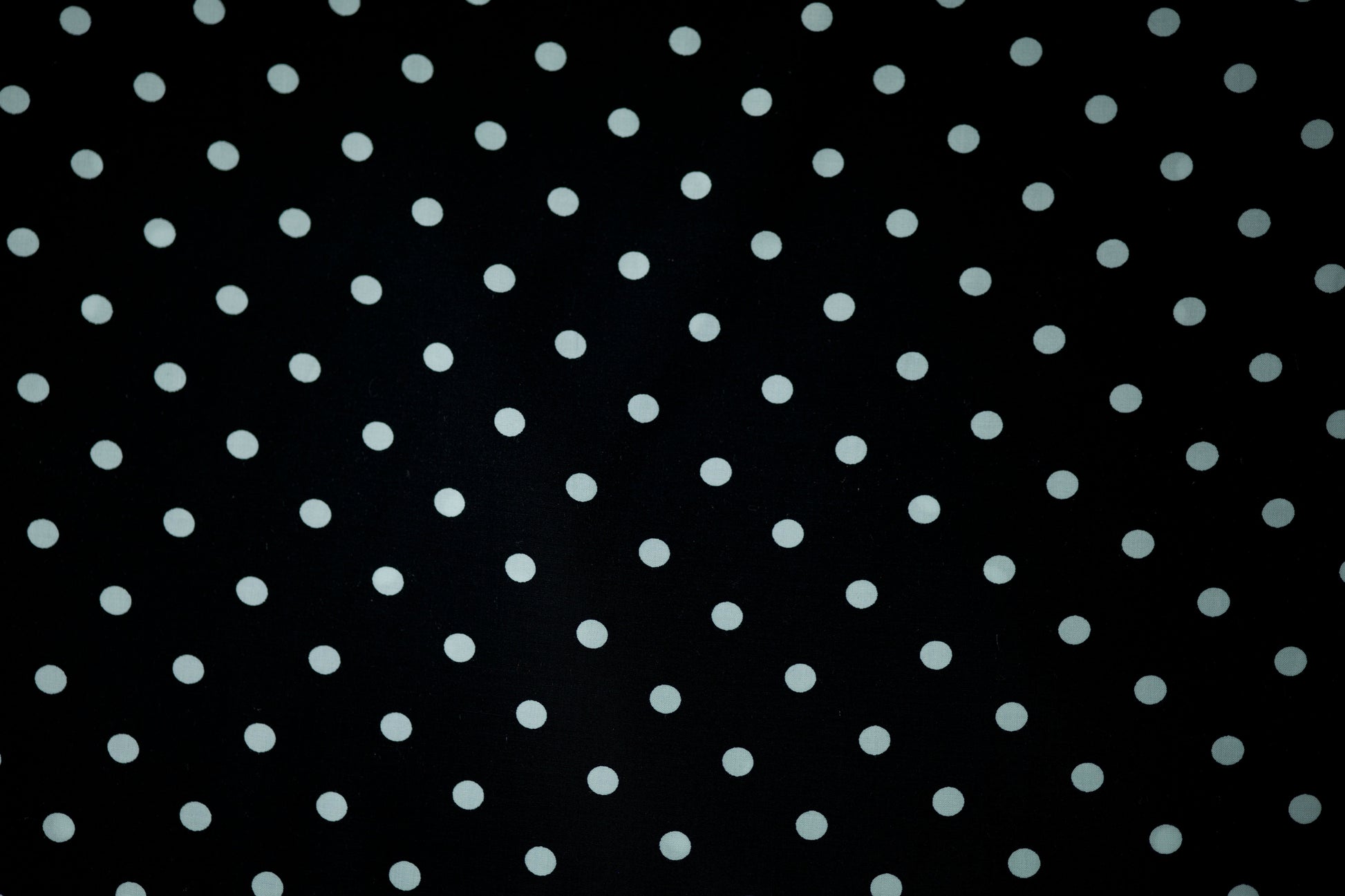 Leichter Viskosestoff mit Punkte in Schwarz (regelmäßig) – ideal für Sommerkleider