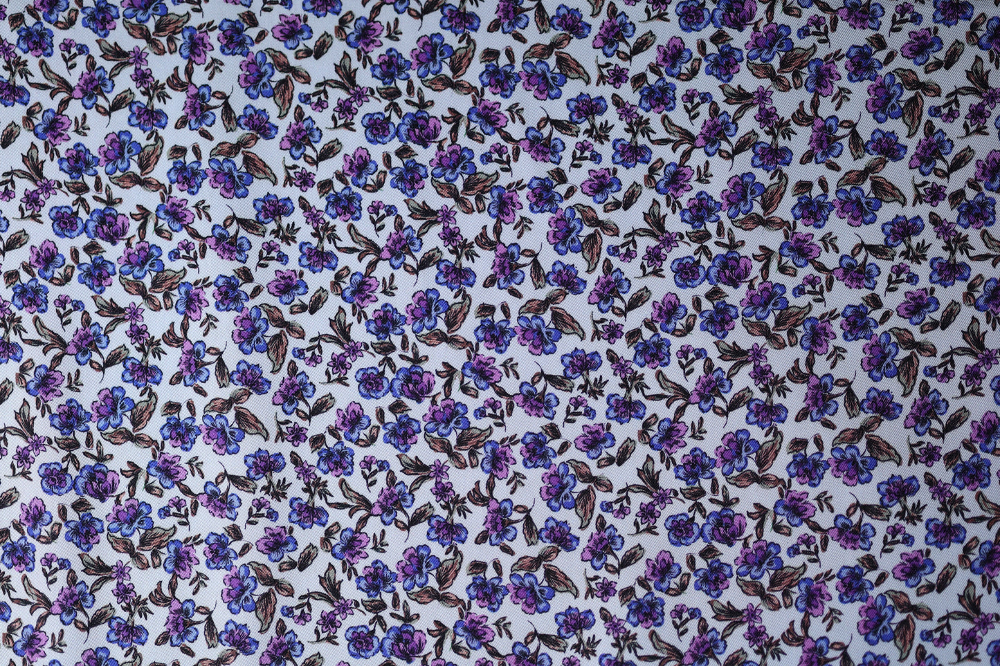 Bunter Viskose: Kleine Blümchen in Violettblau – perfekt für Blusen, Röcke und Accessoires