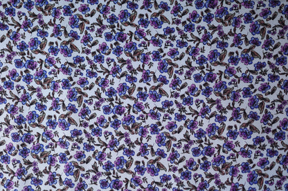 Bunter Viskose: Kleine Blümchen in Violettblau – perfekt für Blusen, Röcke und Accessoires