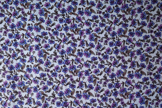 Bunter Viskose: Kleine Blümchen in Violettblau – perfekt für Blusen, Röcke und Accessoires