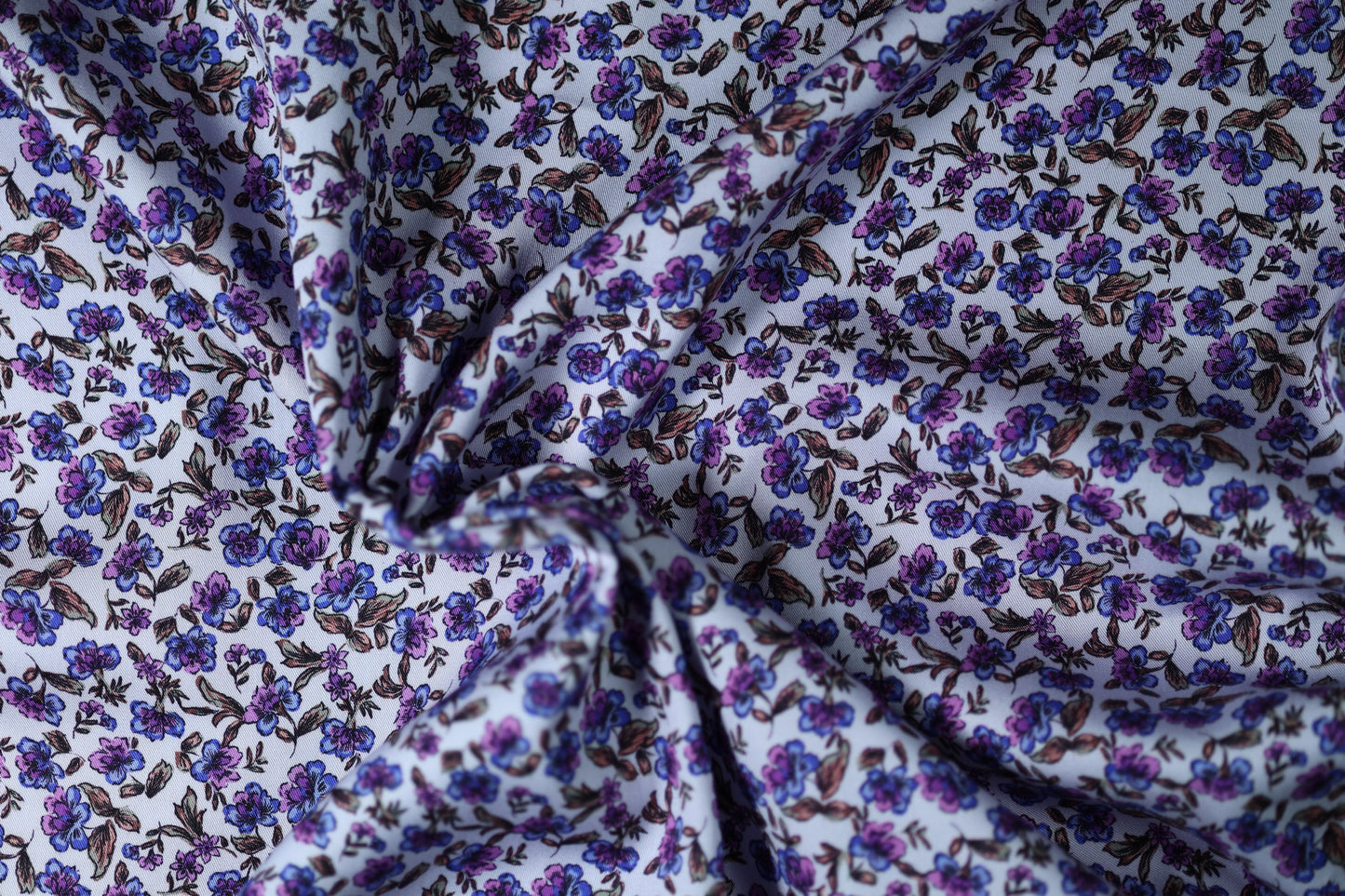 Kleine Blümchen in Violettblau – fließend, weich und ideal für luftige Sommerkleider