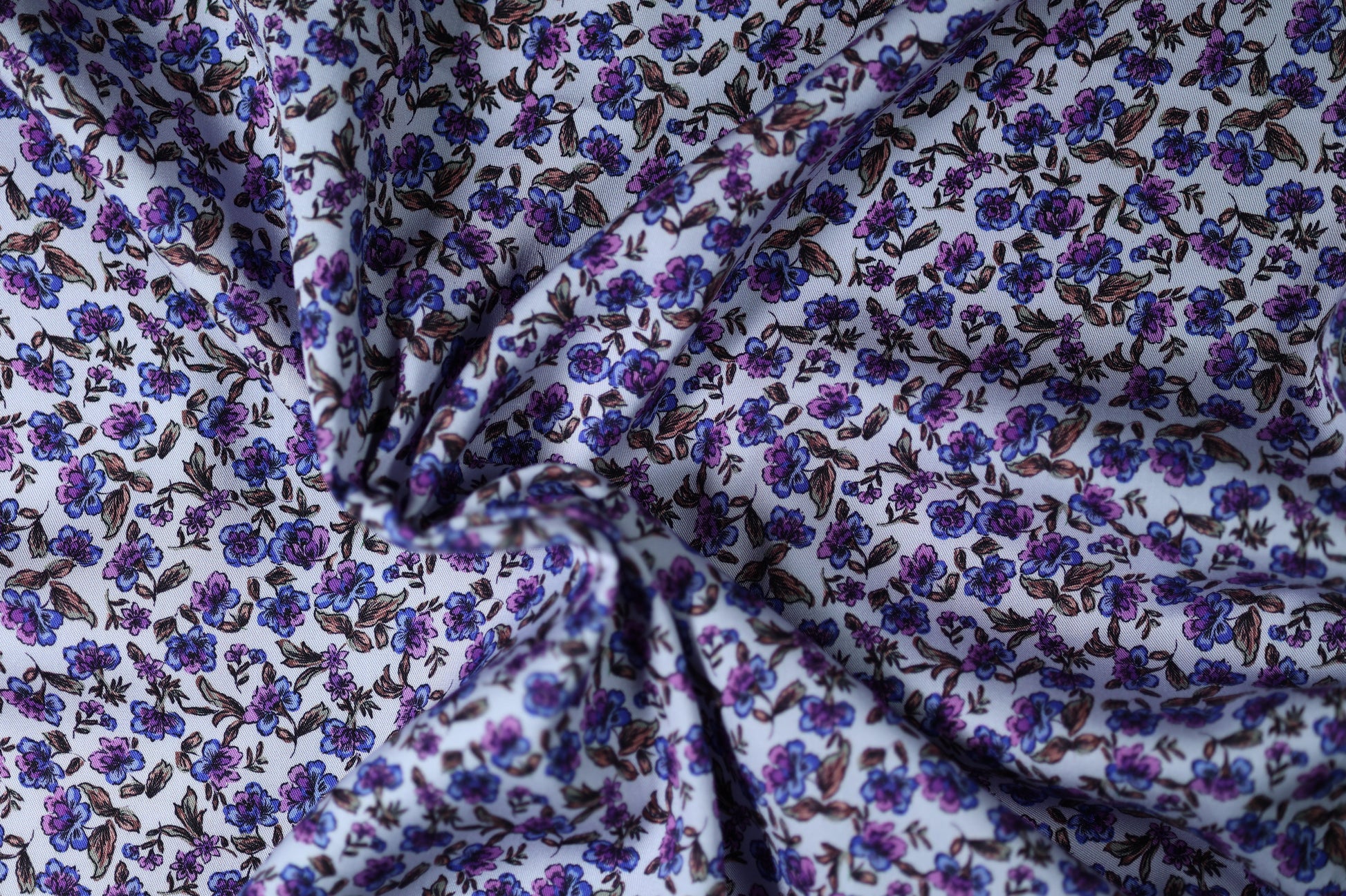 Kleine Blümchen in Violettblau – fließend, weich und ideal für luftige Sommerkleider