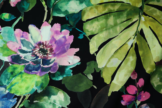 Tropenblätter mit Aquarellblüten – fließend, weich und ideal für luftige Sommerkleider