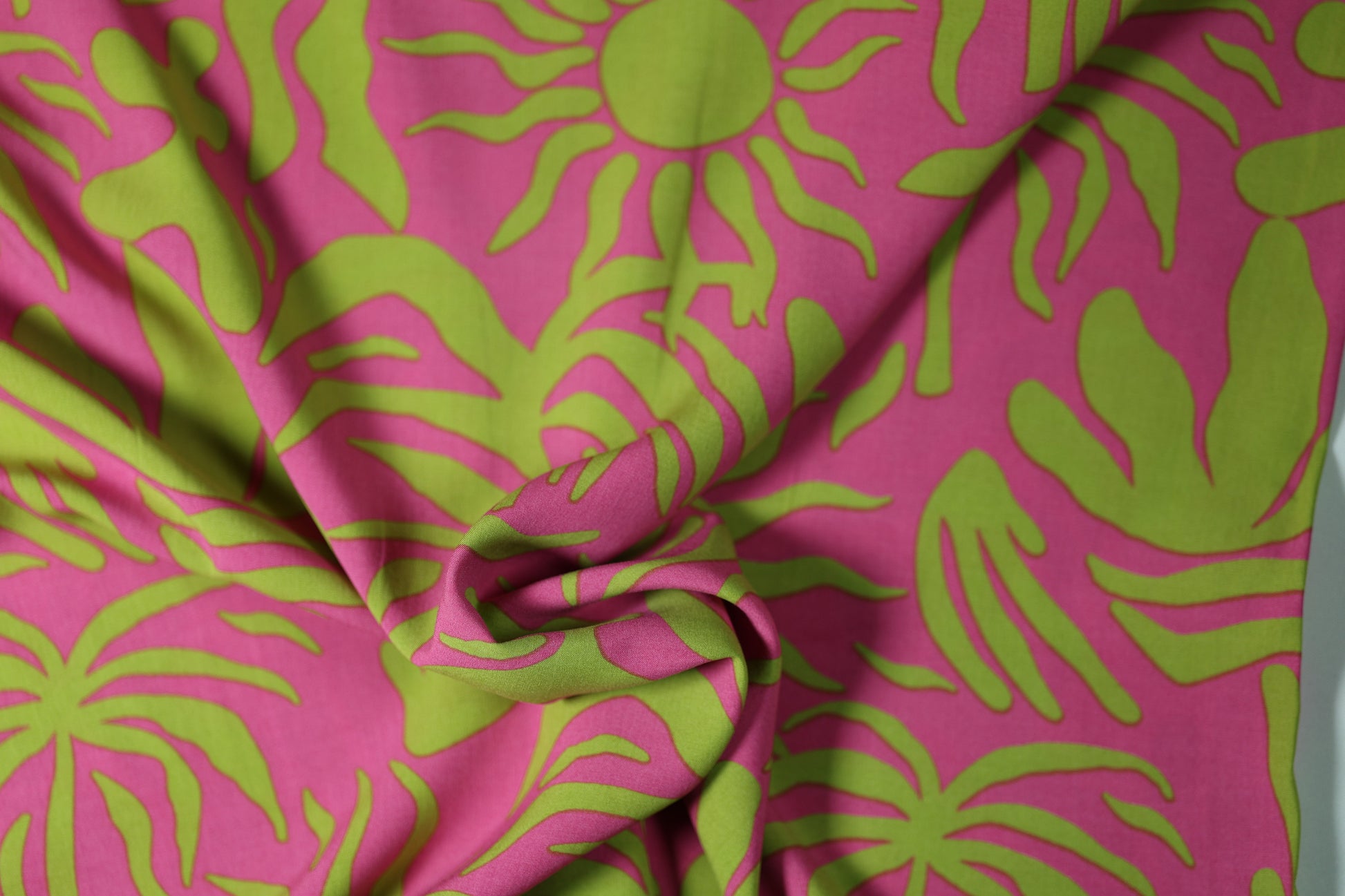 Bunter Viskose: Exotisches Pink-Limettenmuster – perfekt für Blusen, Röcke und Accessoires