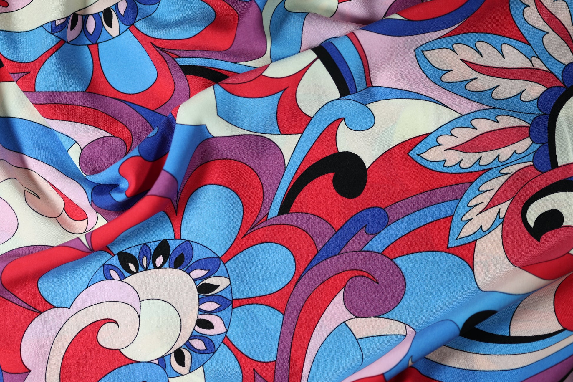 Viskose – Retro Blumenmuster in Rot-Blau – ideal für Sommerkleidung, Blusen und Accessoires