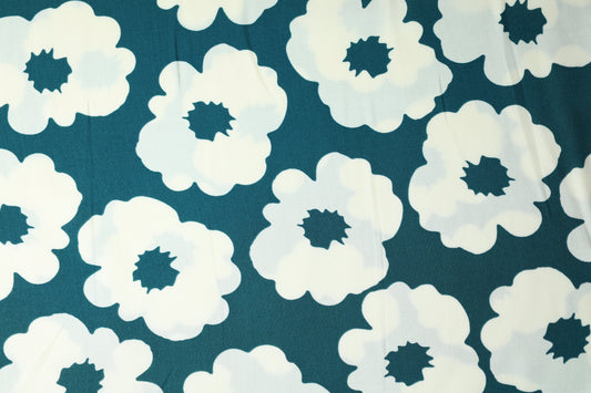 Viskose – Teal Blumen auf Weiß – ideal für Sommerkleidung, Blusen und Accessoires
