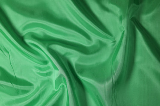 Glänzender Futtertaft Stoff in der Farbe Grasgrün