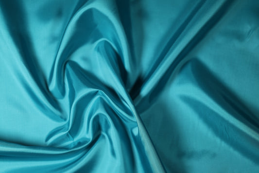 Schimmernder Futterstoff in Türkisblau für elegante Kleidung