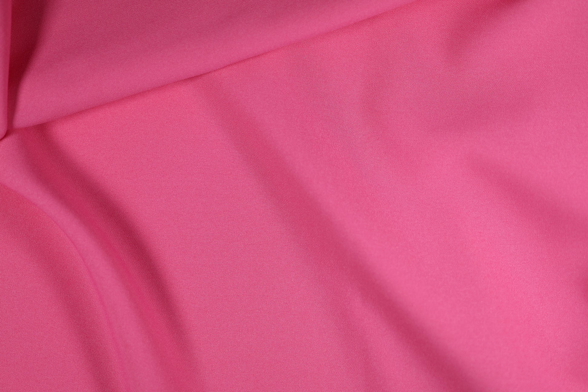 Polyester Panama Stoff in kräftigem Pink – eleganter Faltenwurf