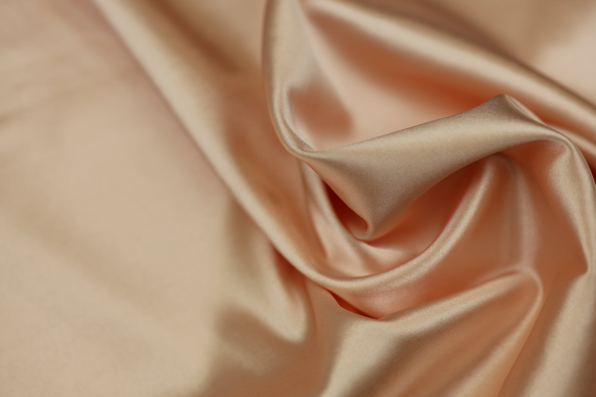 Satin Stoff in Apricot Farbe glänzend – weicher Stoff ideal für elegante Kleider, Dekoration oder DIY-Nähprojekte